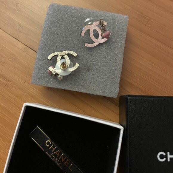 Authentic CHANEL SILVER COLOR STAINELESS PINK HEART EARRINGS - Picture 3 of 5